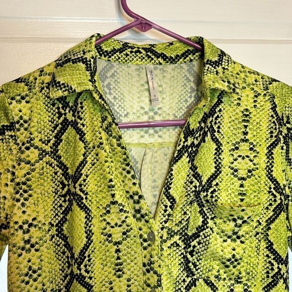 DNA Couture Women’s Neon Green Snakeskin Printed Short Sleeve Blouse Size S - Picture 3 of 5